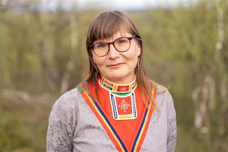 Astrid Eriksen 3. juni 2025.jpg portrett av en kvinne i naturen, kledd i samisk drakt